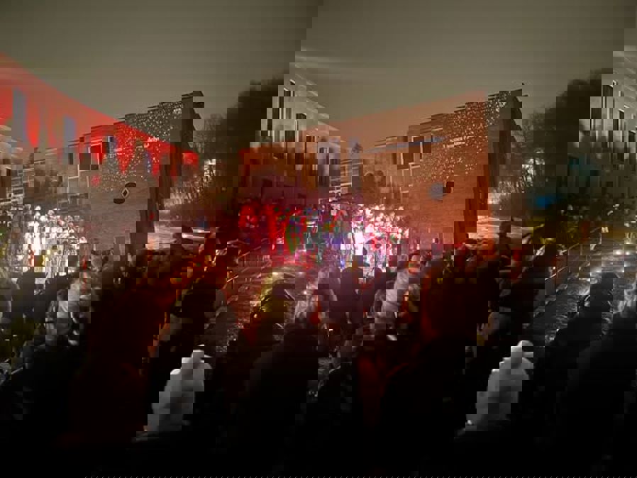 en gruppe mennesker som står utenfor en bygning