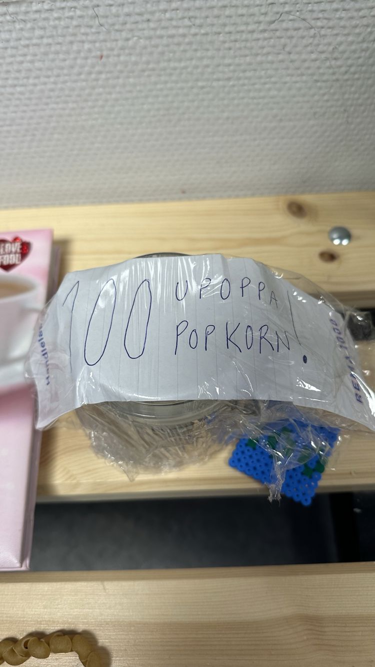 en plastpose med en melding på