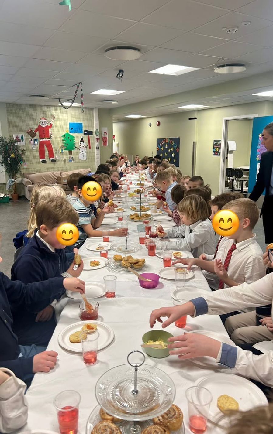 en gruppe barn som spiser ved et bord