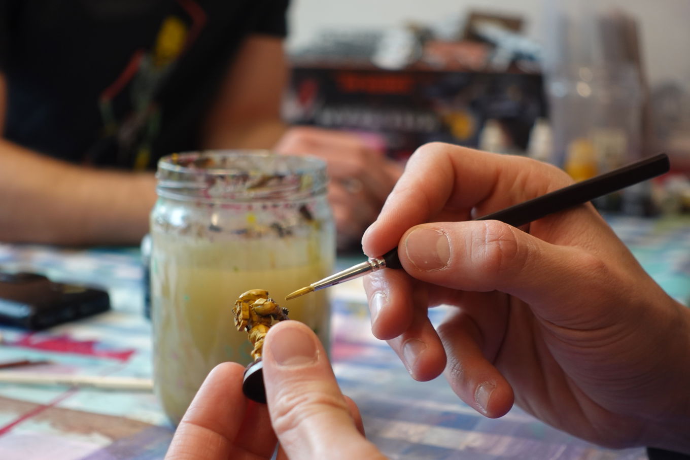 en person som holder en feil