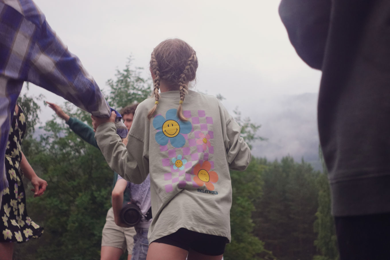 en person som holder hendene opp