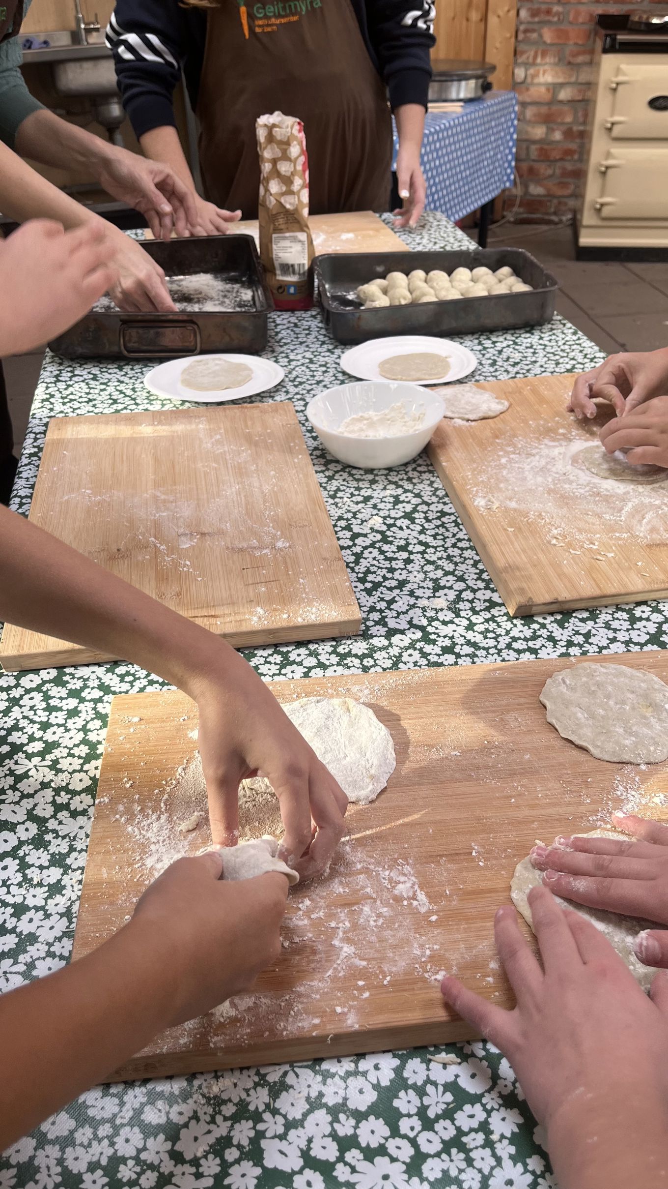 en gruppe mennesker som lager en deig