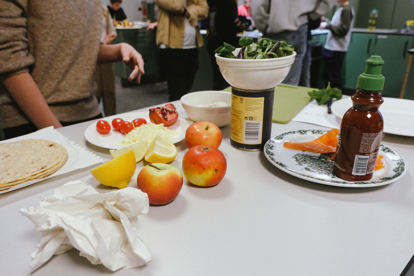 et bord med tallerkener med mat og en flaske saus