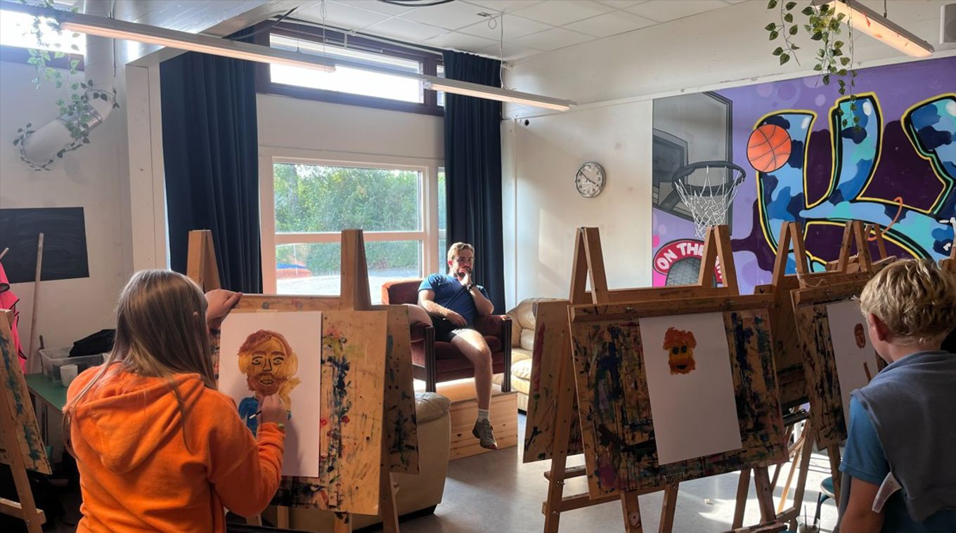 En gruppe mennesker som maler