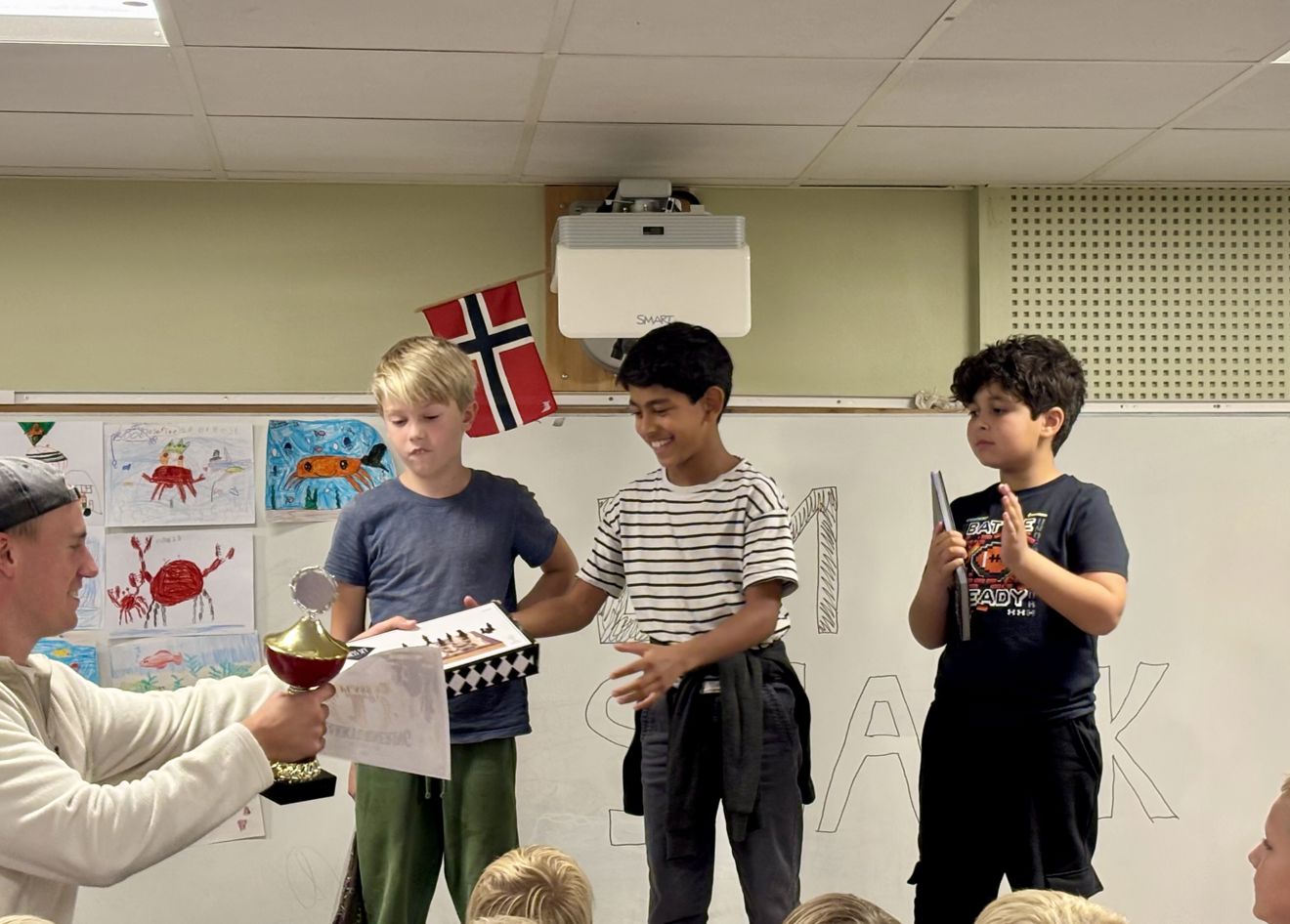 en gruppe mennesker som holder en eske en gruppe mennesker som holder en eske
