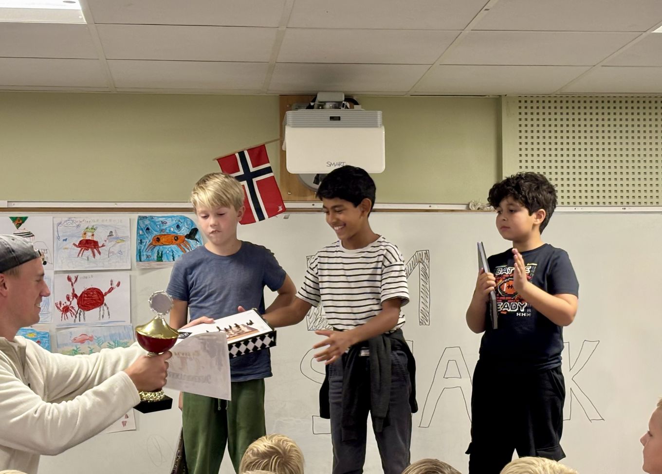 en gruppe mennesker som holder en eske en gruppe mennesker som holder en eske