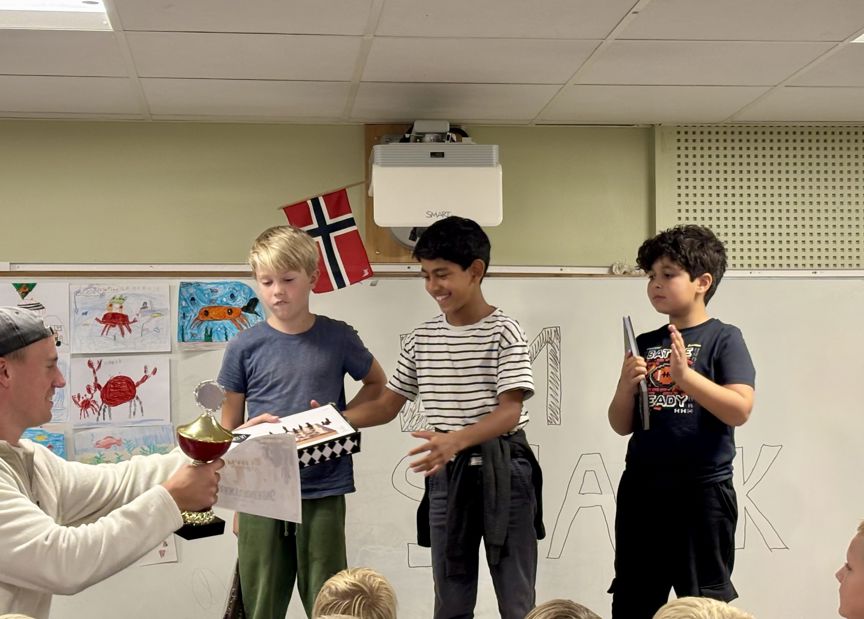 en gruppe mennesker som holder en eske en gruppe mennesker som holder en eske