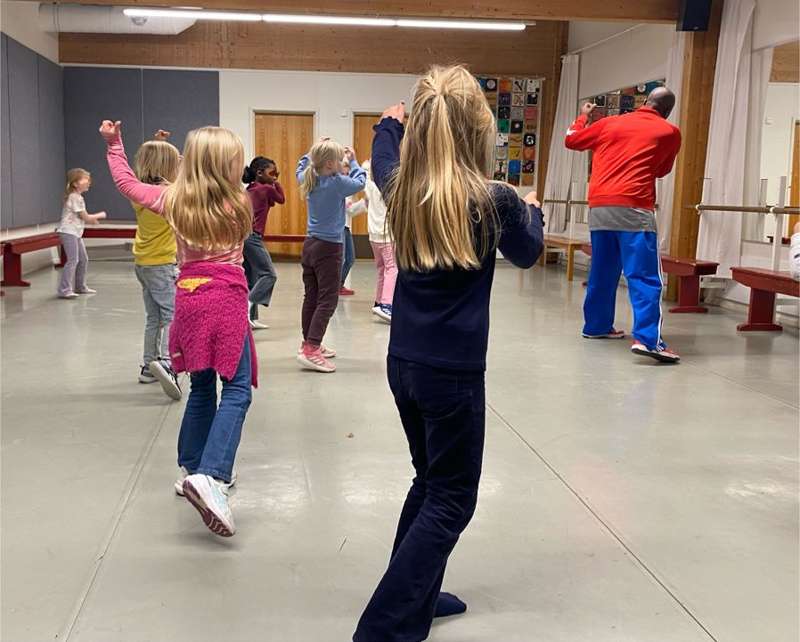 en person og et barn som danser