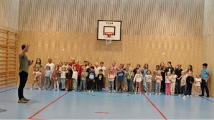 en gruppe personer i et rom