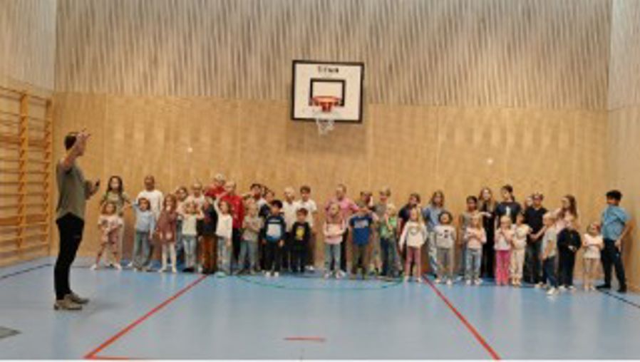 en gruppe personer i et rom