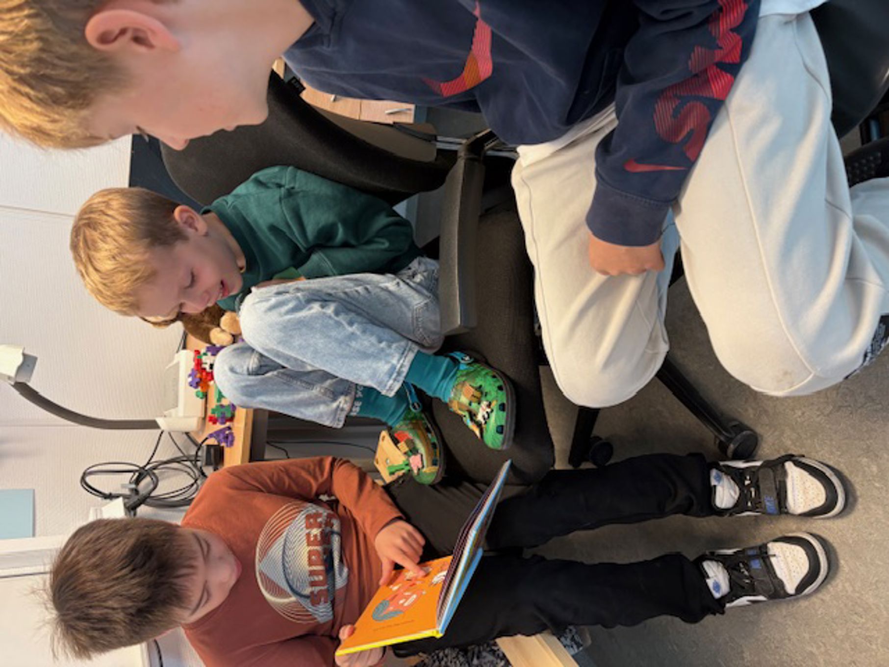 en gruppe barner som sitter i stoler