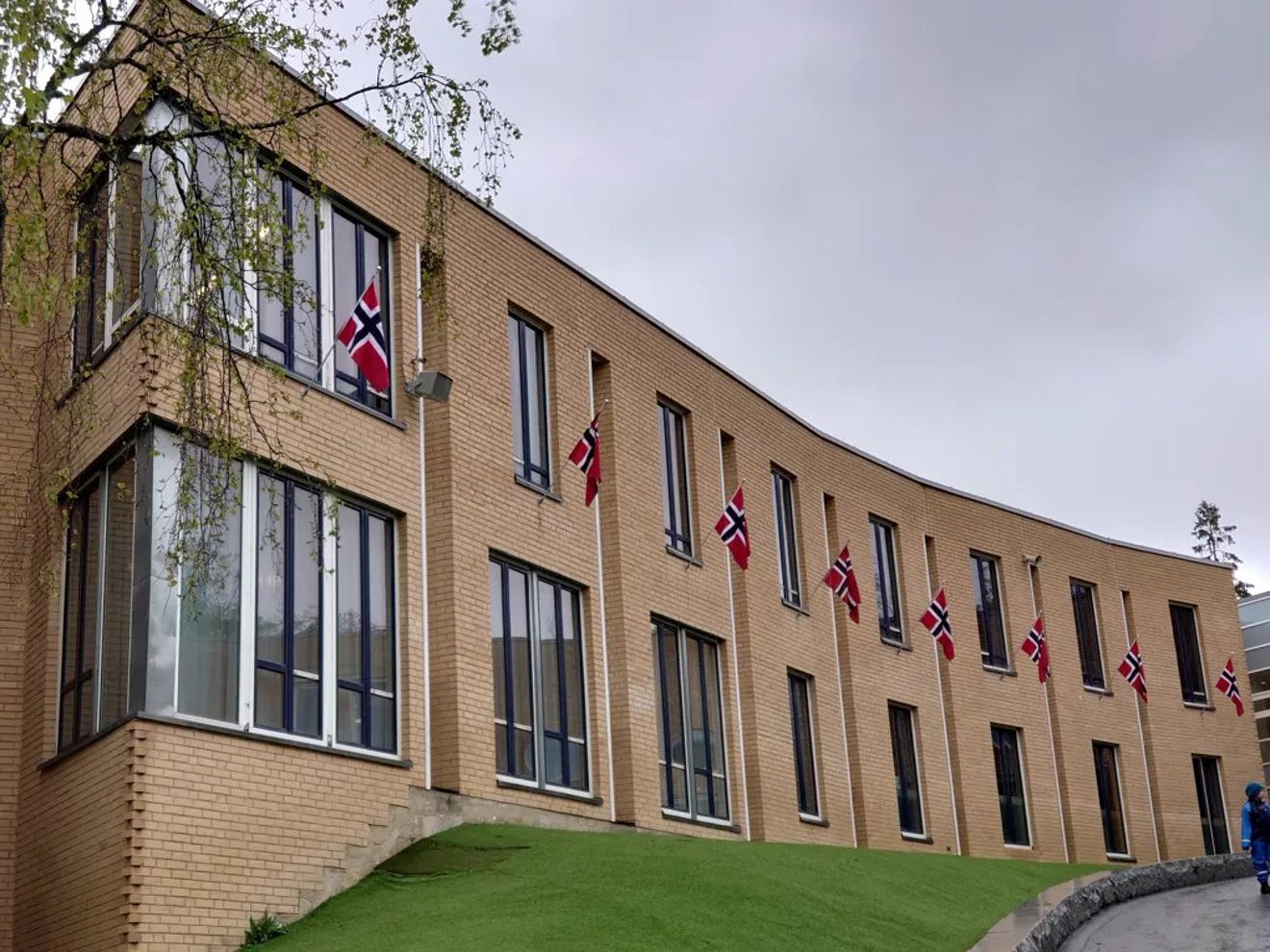 en bygning med flagg på vinduene