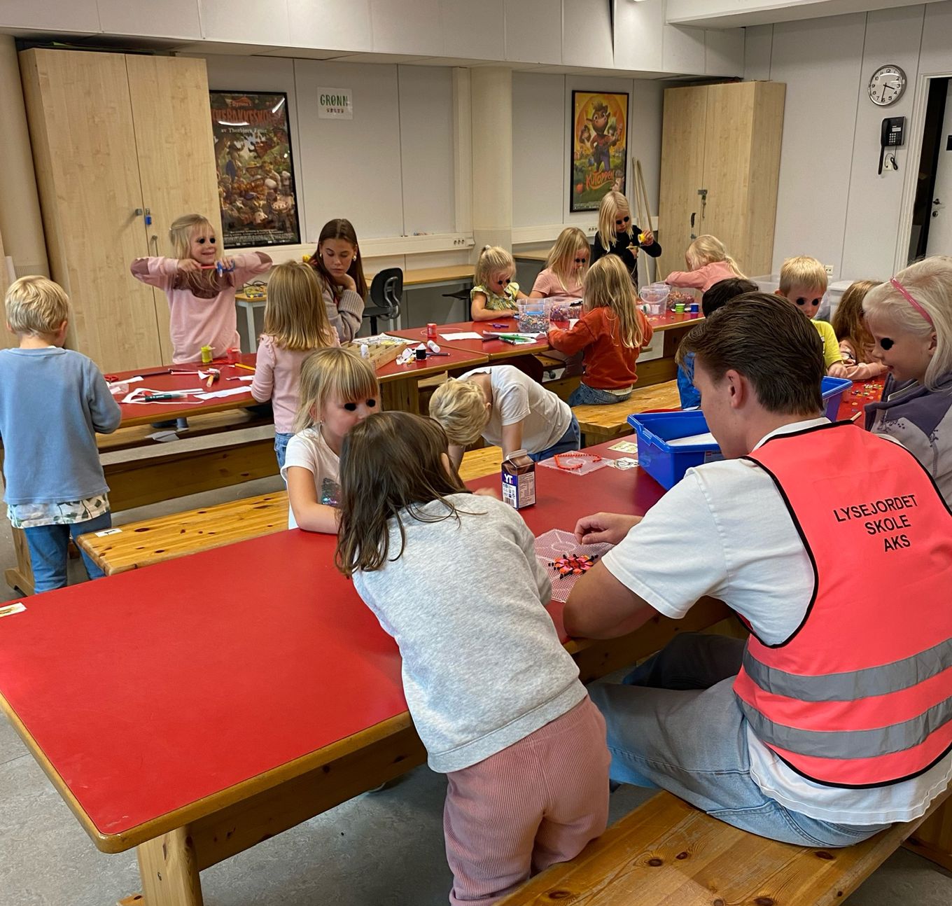 En gruppe barn i et klasserom