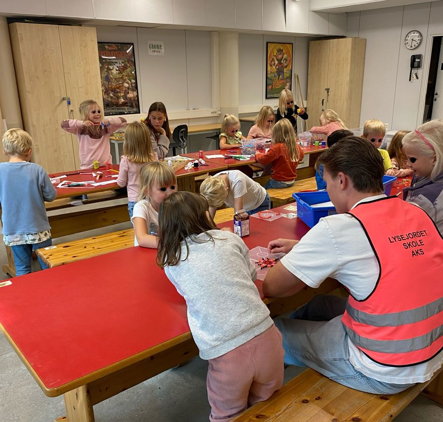 En gruppe barn i et klasserom