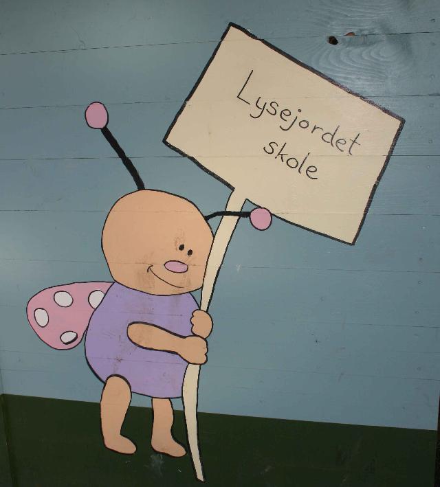 Insekt som holder skilt med Lysejordet skole
