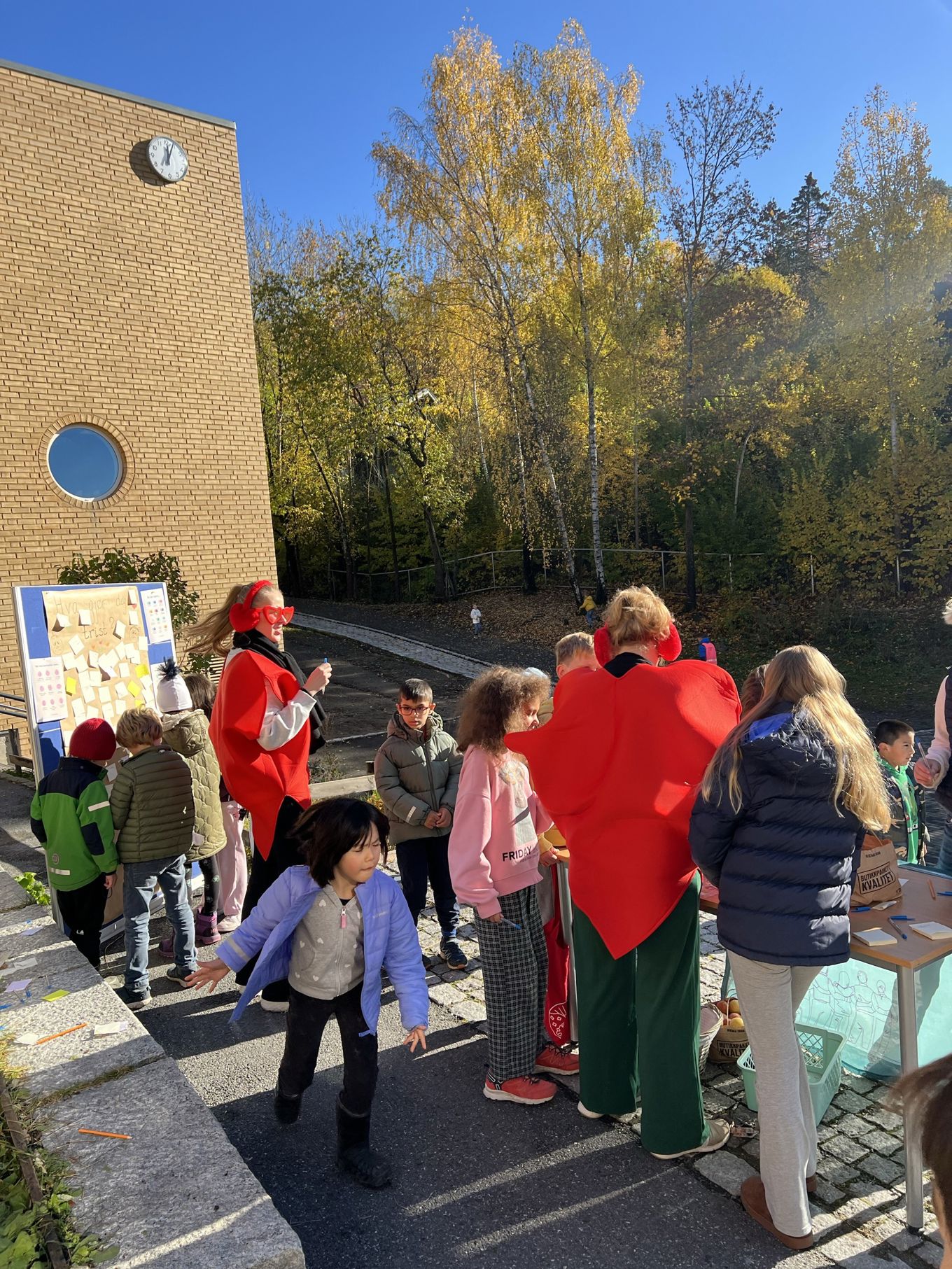 en gruppe mennesker som står utenfor