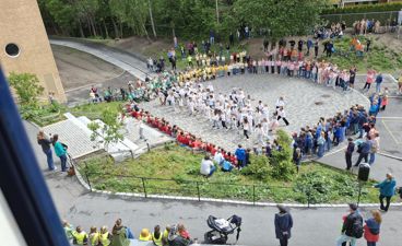 En mengde mennesker på en gatefestival