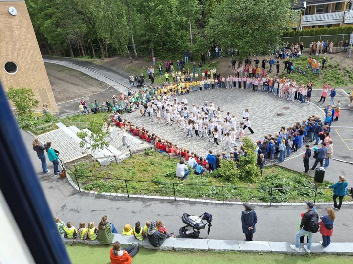 En mengde mennesker på en gatefestival