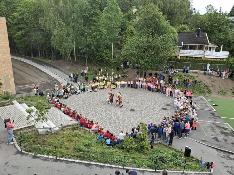 En mengde mennesker i et badeland