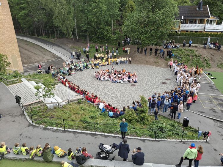 En mengde mennesker på en gatefestival