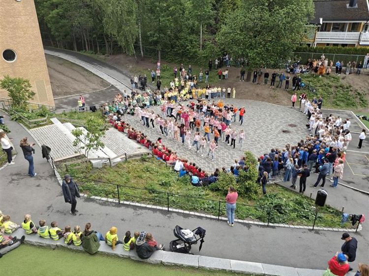 En mengde mennesker på en gatefestival