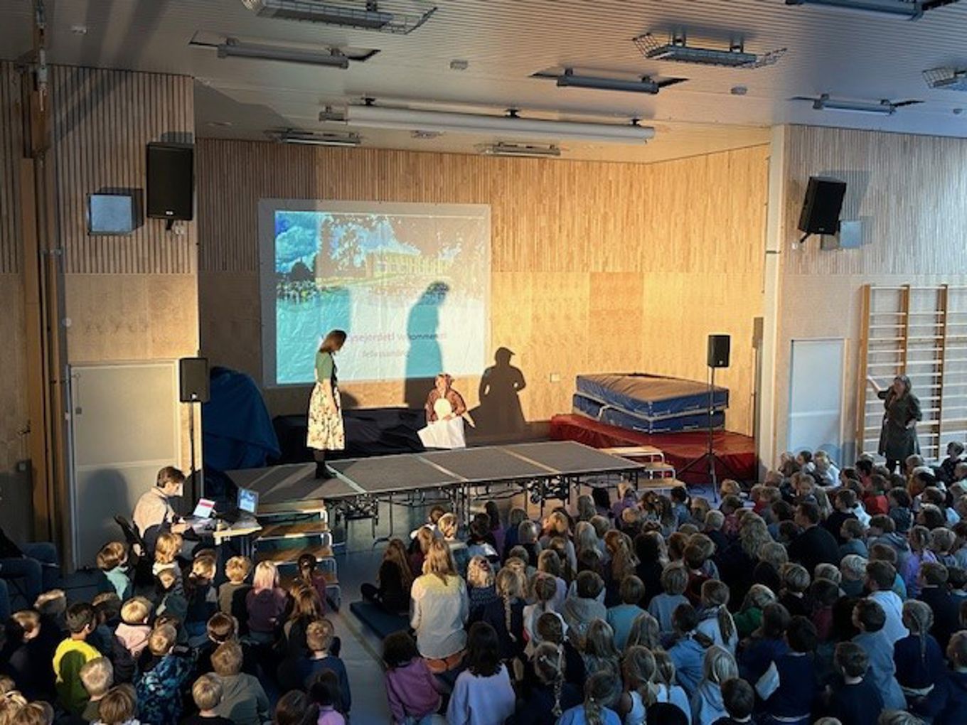 En gruppe mennesker på scenen