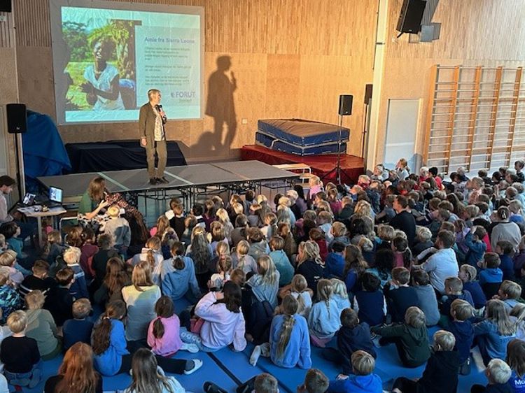 en person som står på en scene foran en folkemengde