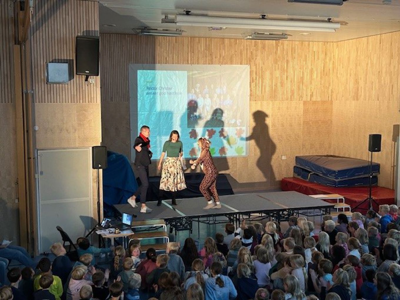 en gruppe mennesker på en scene