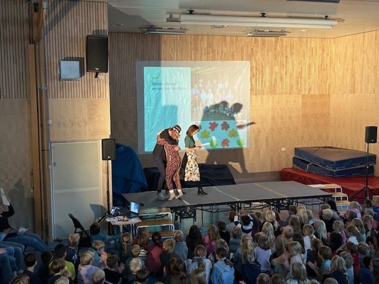 En gruppe mennesker på scenen