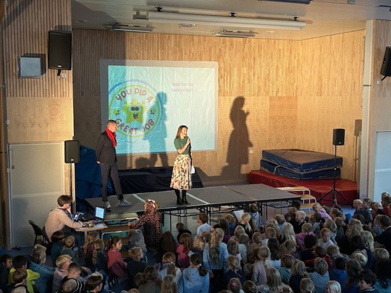 en person og person på scenen med en folkemengde som ser på