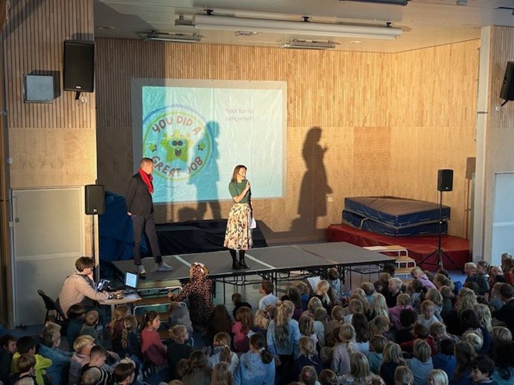 en person og person på scenen med en folkemengde som ser på