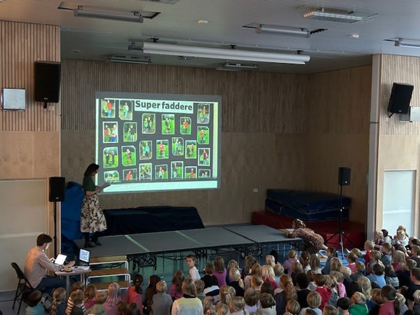 en person som holder en presentasjon for en gruppe mennesker