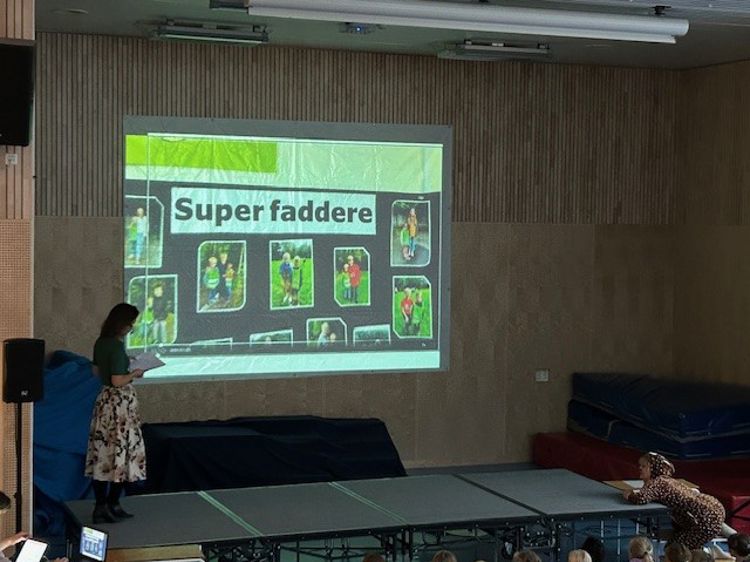 en person som står foran en skjerm med en presentasjon