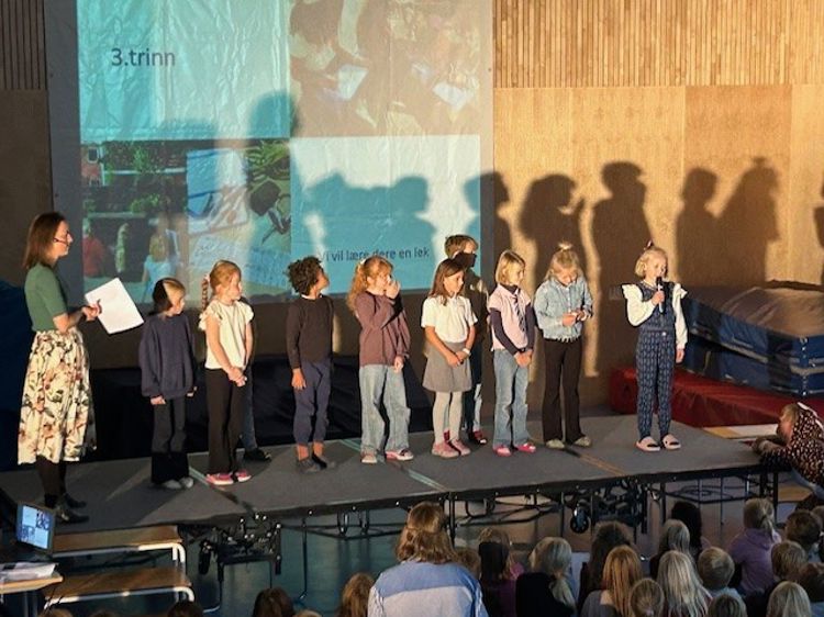 En gruppe barn på en scene