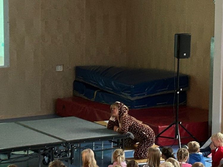 En person på en scene