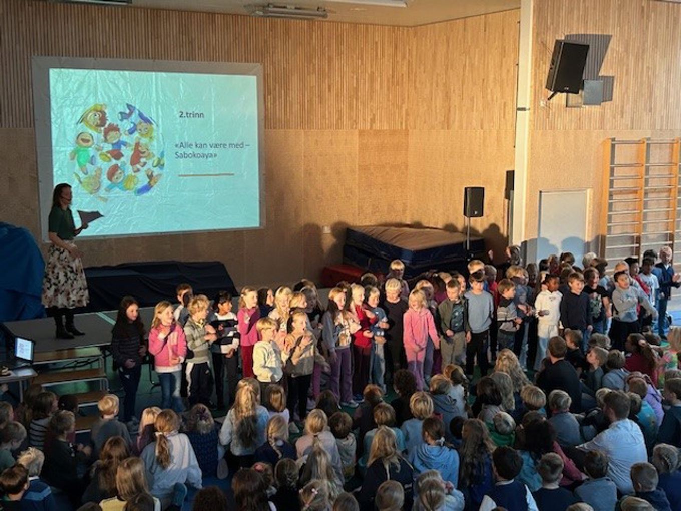 en gruppe personer i et rom