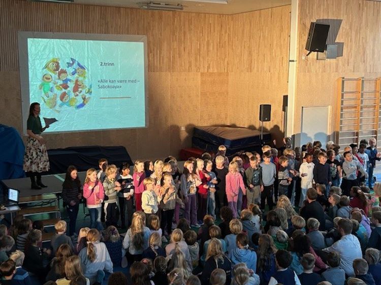 en gruppe personer i et rom