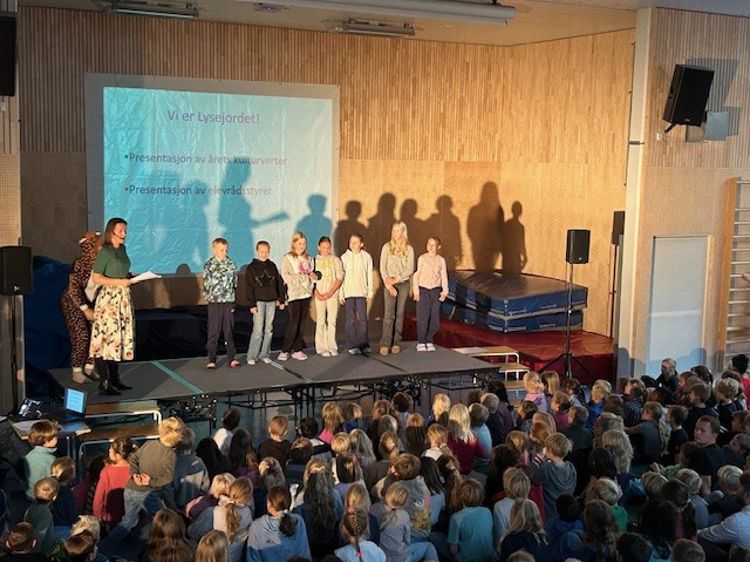 en gruppe mennesker på en scene