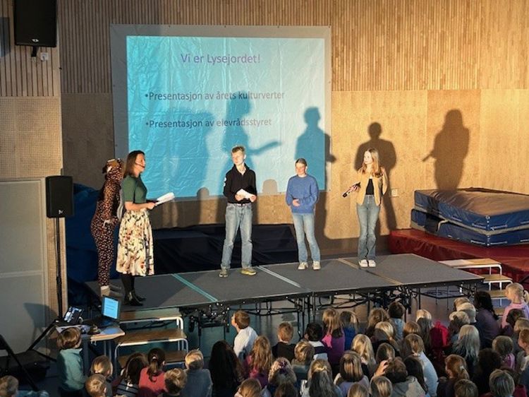 en gruppe mennesker på en scene