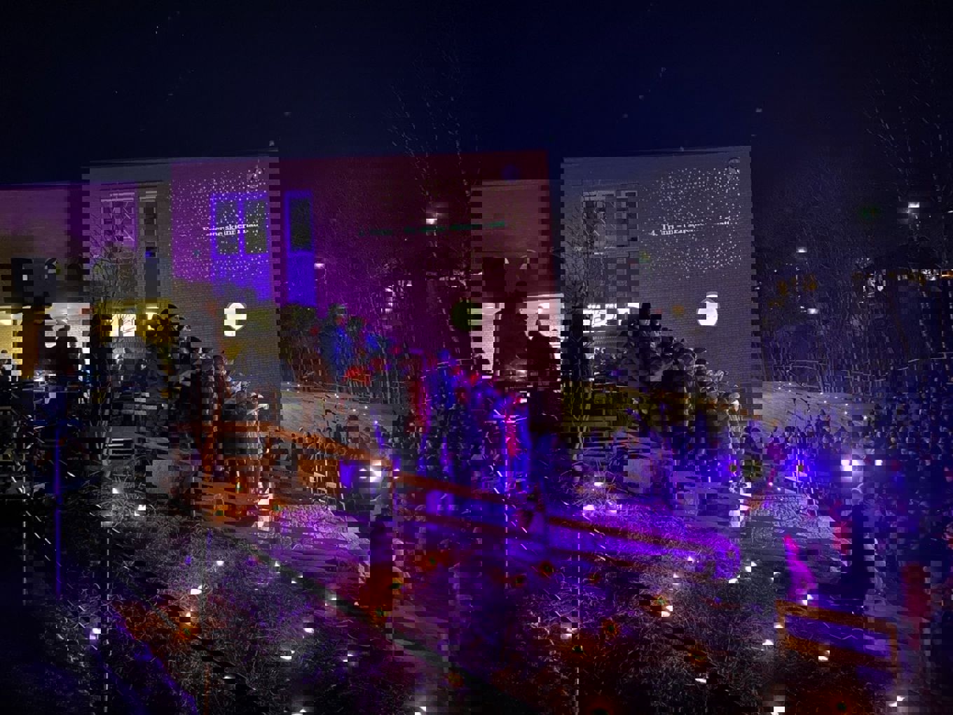 en gruppe mennesker som står rundt en scene med lys