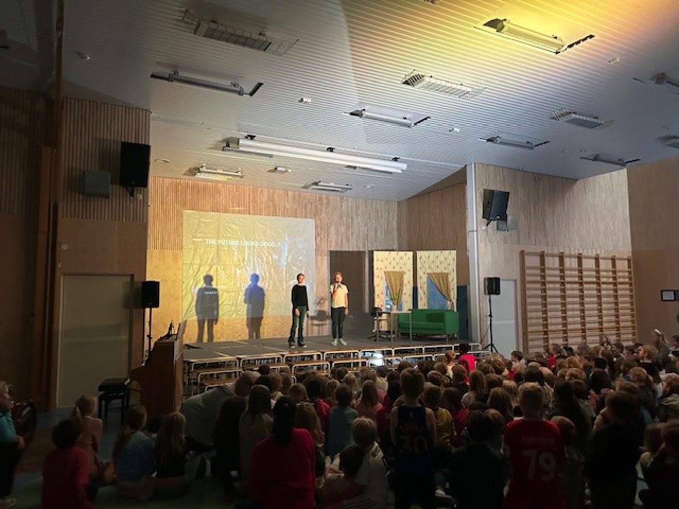 En gruppe mennesker på en scene En gruppe mennesker på en scene