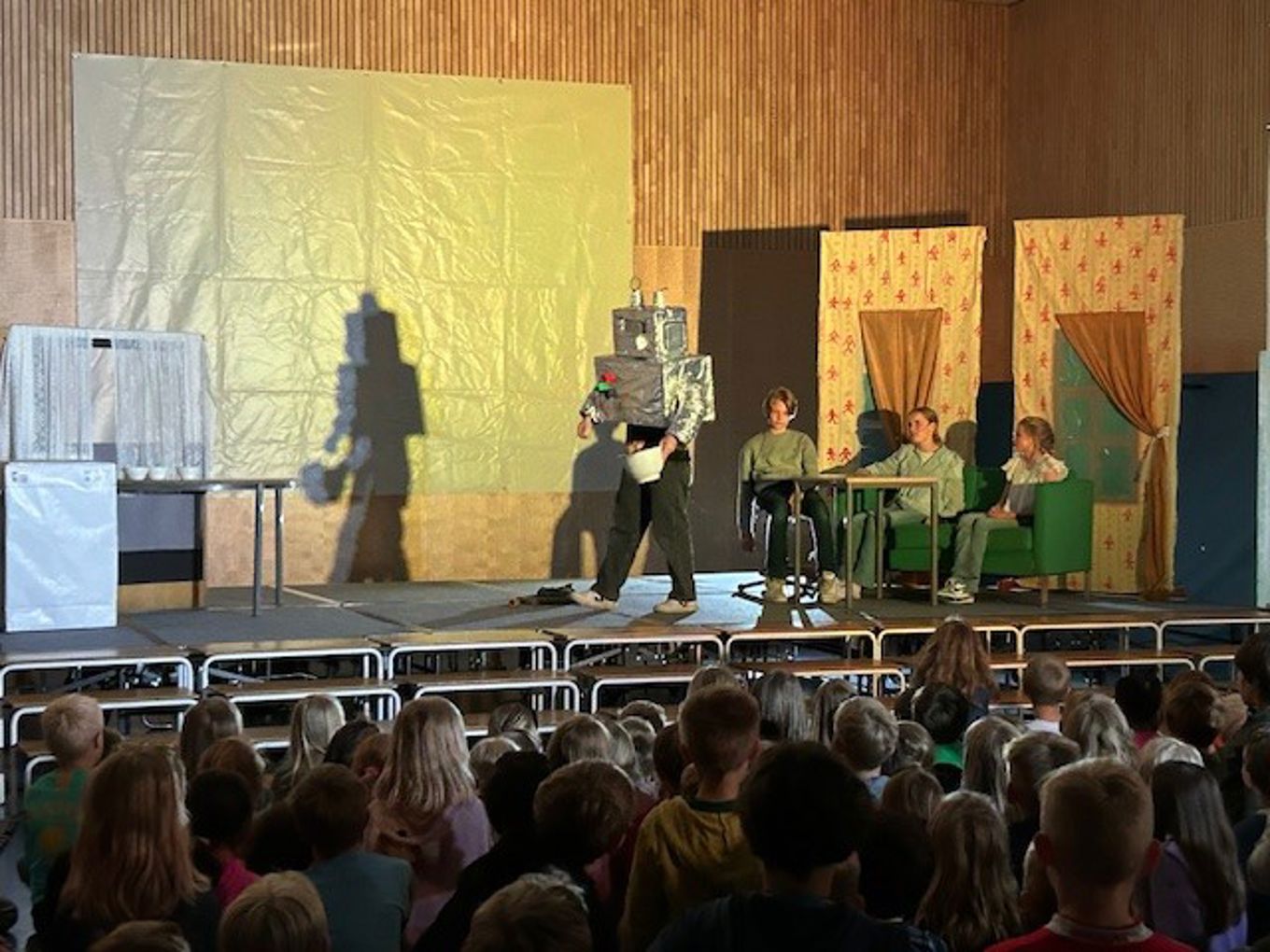 En gruppe mennesker på en scene En gruppe mennesker på en scene