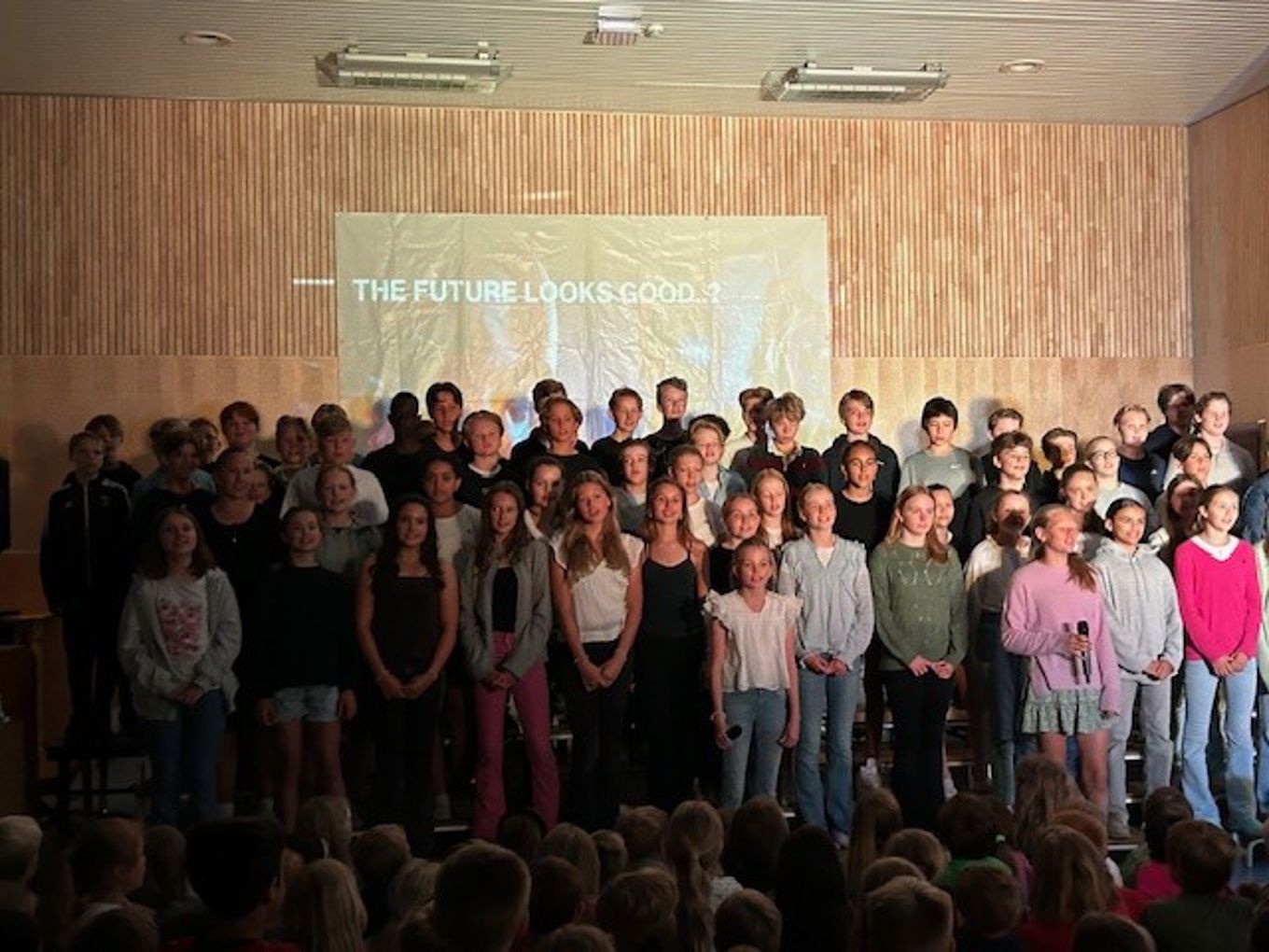 En gruppe mennesker som poserer for et bilde En gruppe mennesker som poserer for et bilde