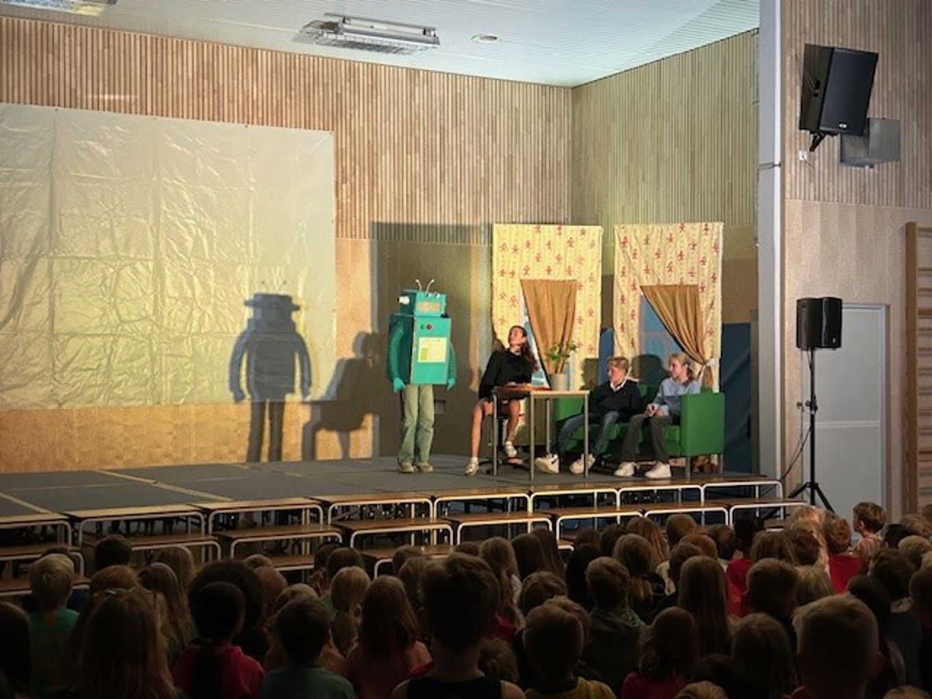 En gruppe mennesker på en scene En gruppe mennesker på en scene