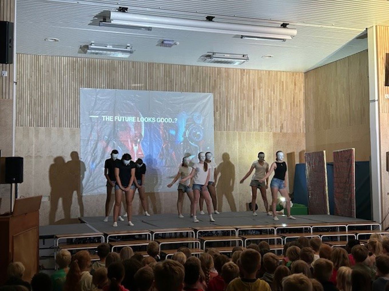 en gruppe personr som opptrer på en scene en gruppe personr som opptrer på en scene