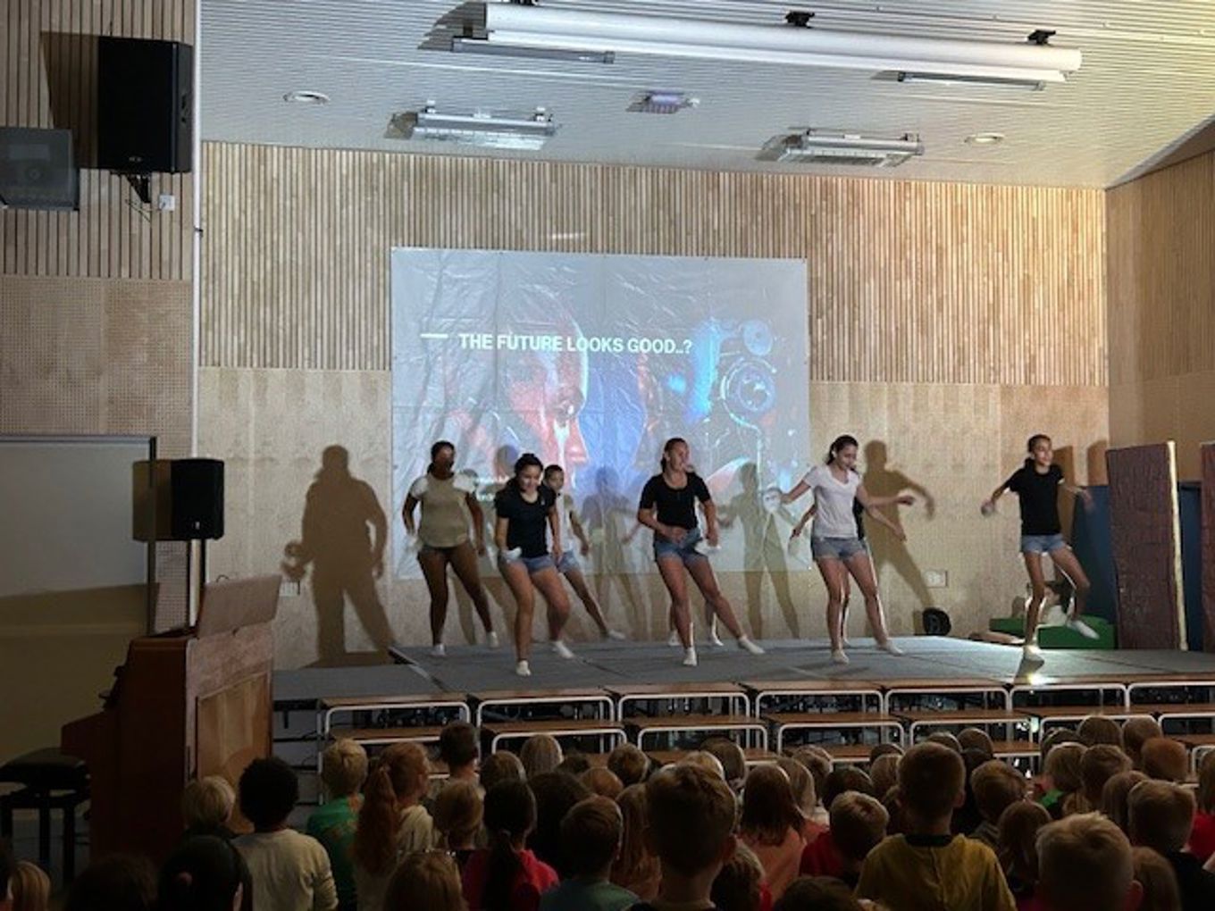 En gruppe mennesker på en scene En gruppe mennesker på en scene