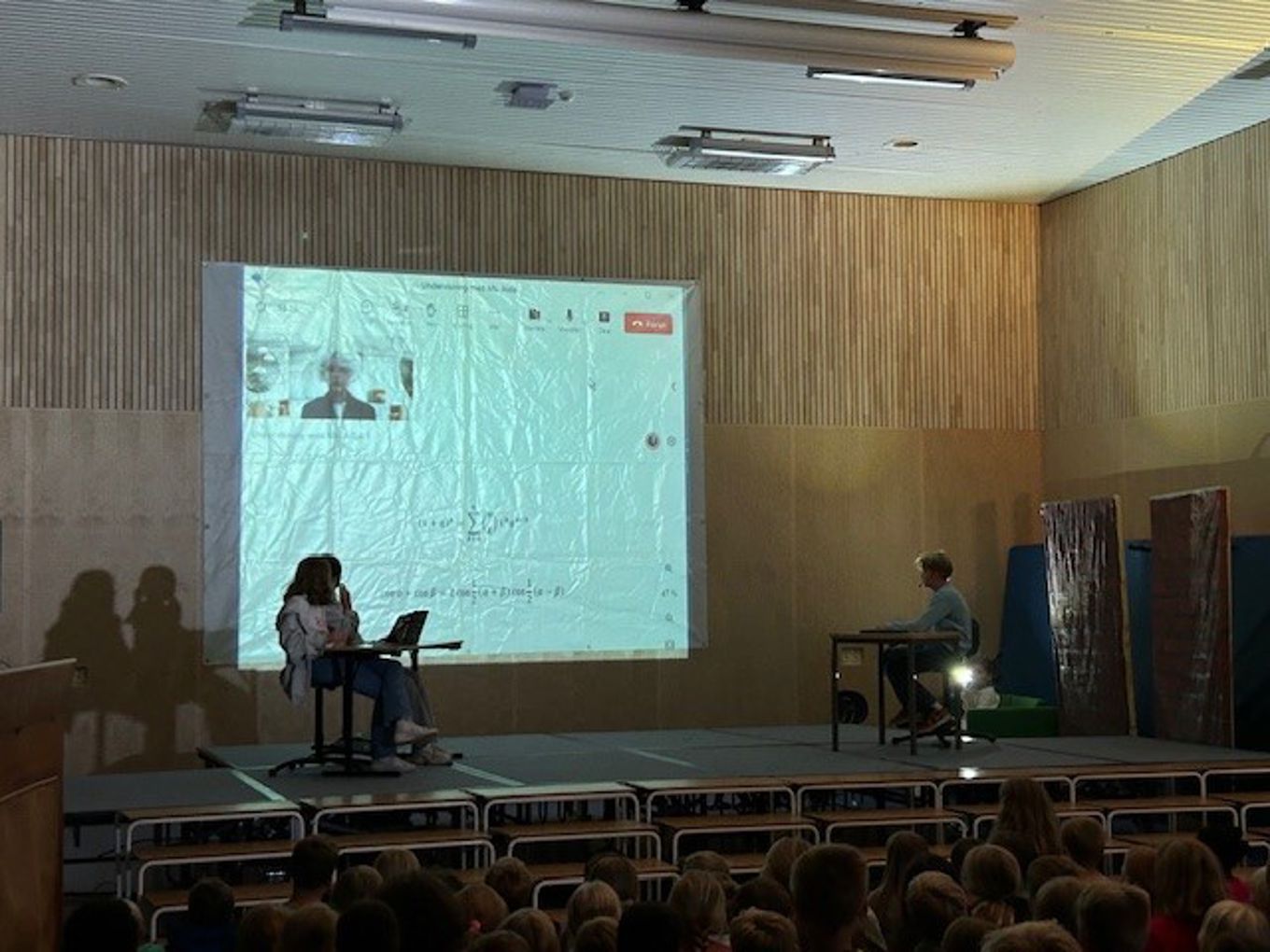 En gruppe mennesker på scenen En gruppe mennesker på scenen