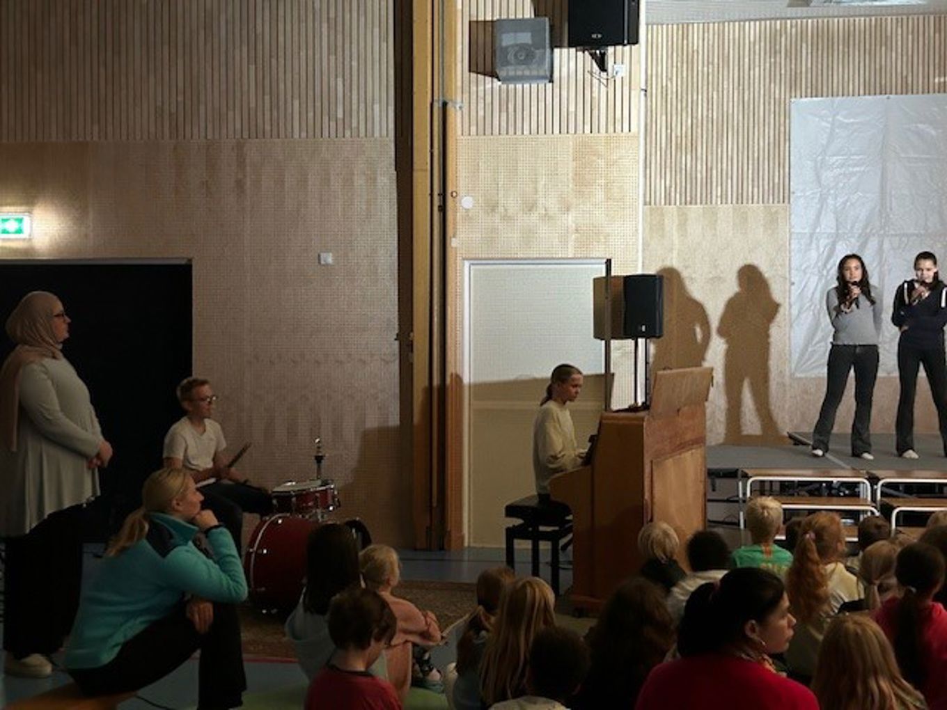 En gruppe mennesker på scenen En gruppe mennesker på scenen