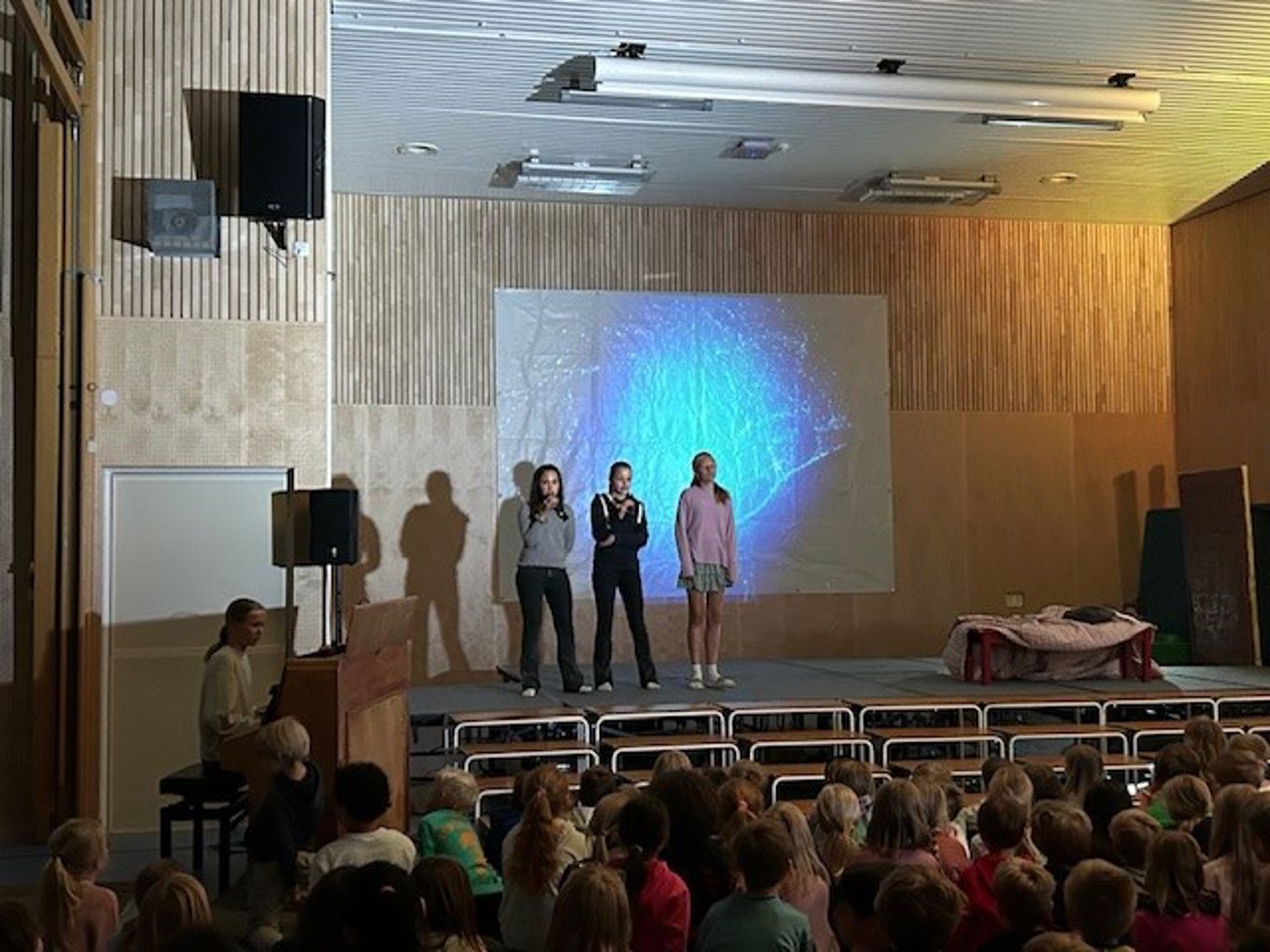 En gruppe mennesker på scenen En gruppe mennesker på scenen