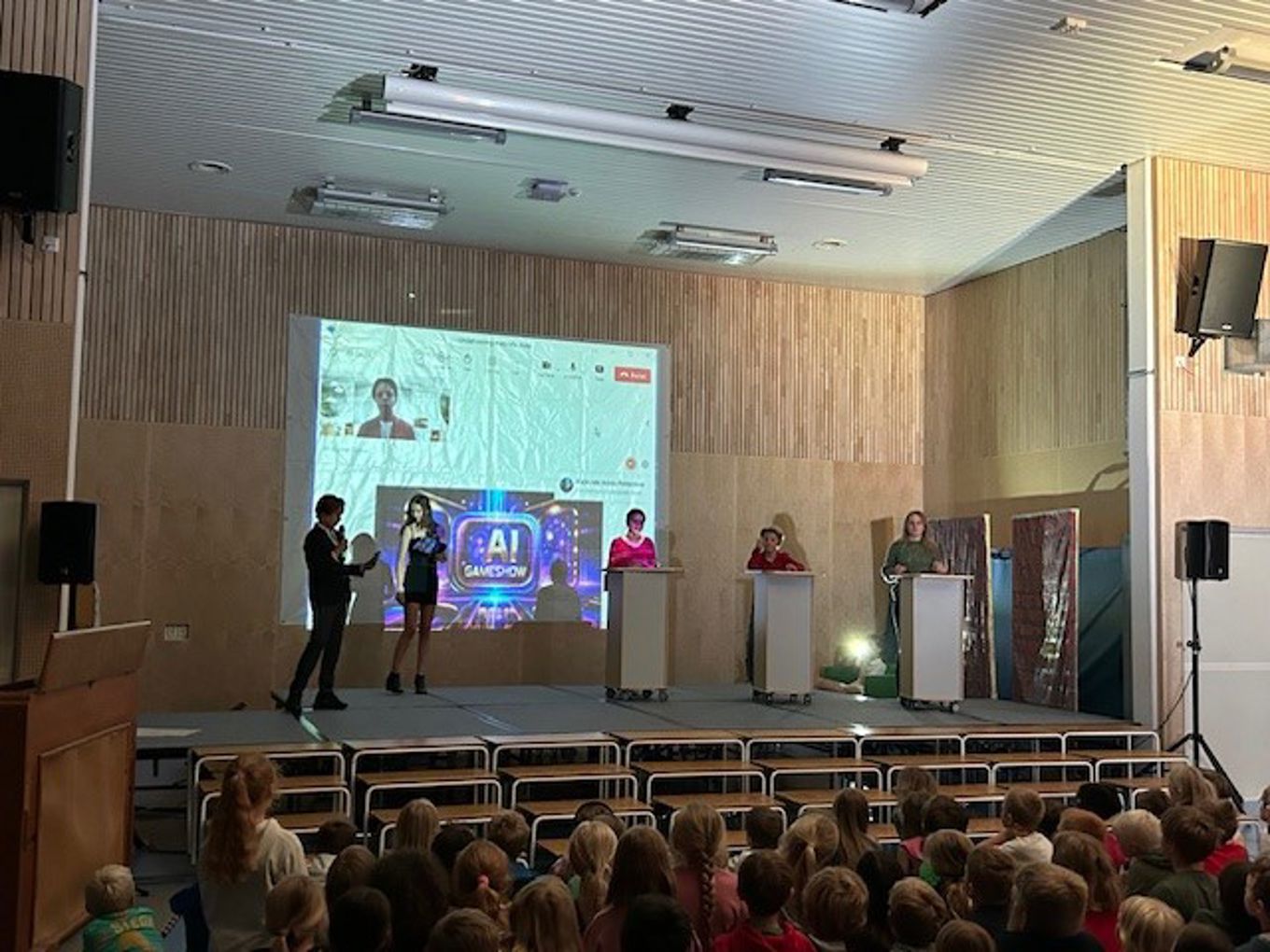 En gruppe mennesker på en scene En gruppe mennesker på en scene